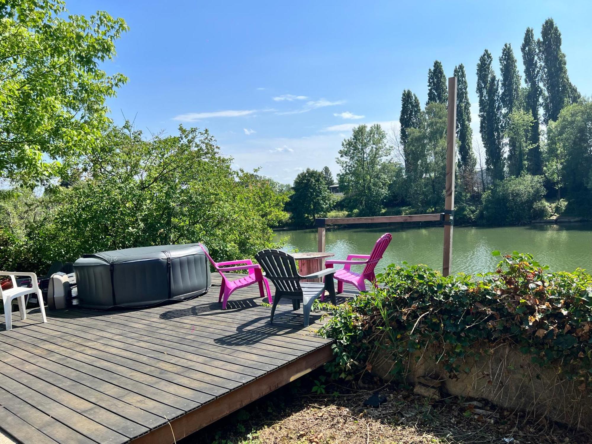 Loveroom En Bords De Meuse Floing Exteriér fotografie