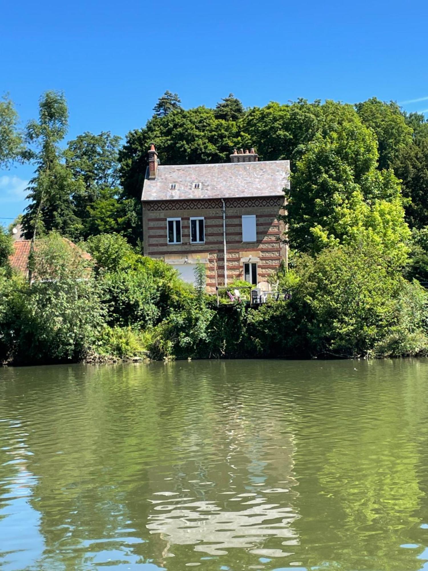 Loveroom En Bords De Meuse Floing Exteriér fotografie